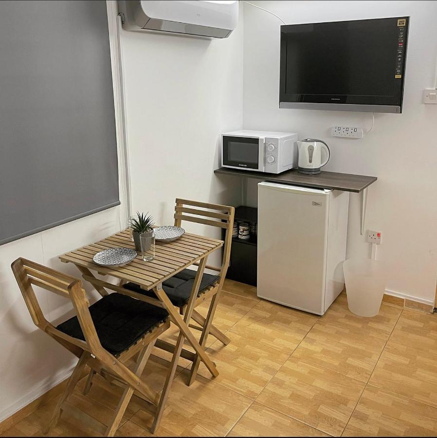 Comfortable, Modern Studio Apartment โปรทาราส ภายนอก รูปภาพ
